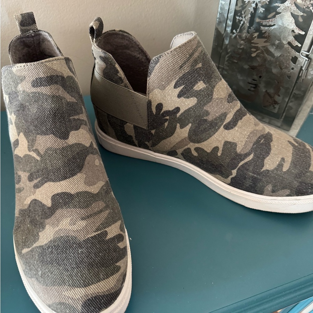 Soda Camouflage Ankle Boots